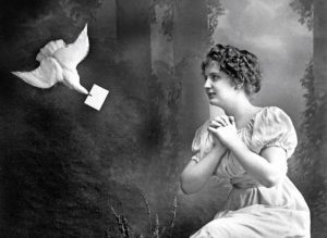 Brieftaube bringt einer Frau einen Liebesbrief, Sehnsucht, um 1910, Deutschland, Europa *** Carrier pigeon brings a woman a love letter, Sehnsucht, around 1910, Germany, Europe Copyright: imageBROKER/our-planet.berlin iblhek04897457.jpg