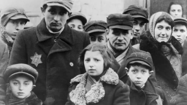 jews-wearing-star-of-david-badges-lodz-ghetto-poland-1940-1944