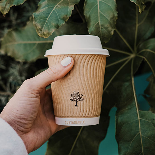 Nachhaltiger Coffee-to-Go-Becher in Hand