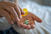 Combination antibiotics may effectively treat drug-resistant bacteria - Photo: ?Getty Images/Ridofranz