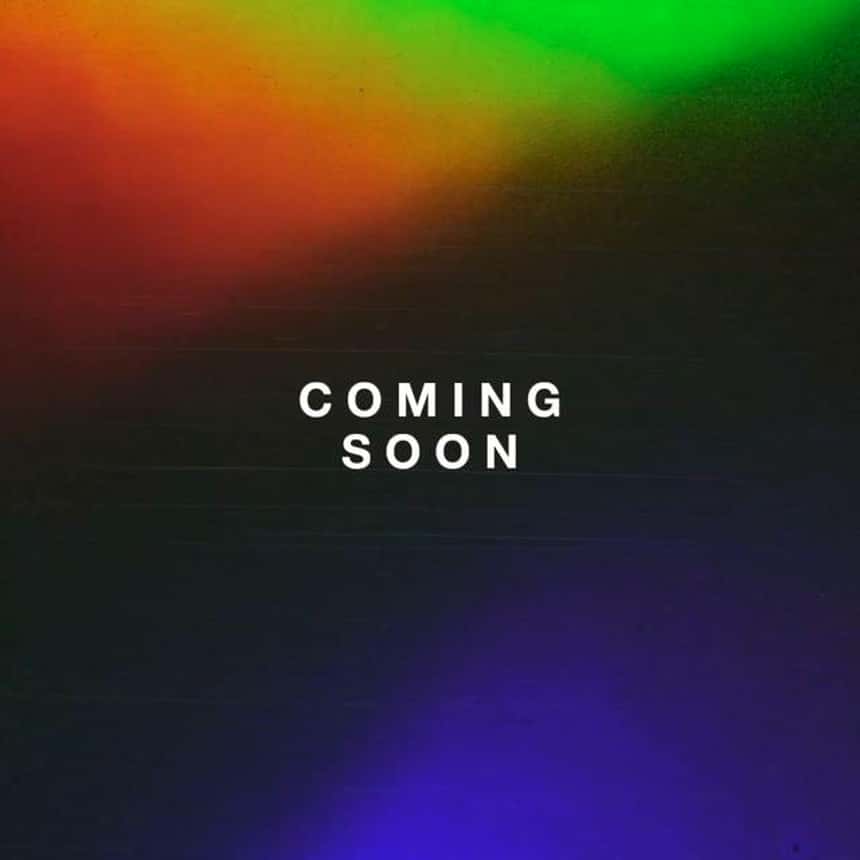 Una plantilla de video para eventos 1:1 dice: "Coming soon" sobre un fondo con un degradé de colores para promocionar un próximo evento.