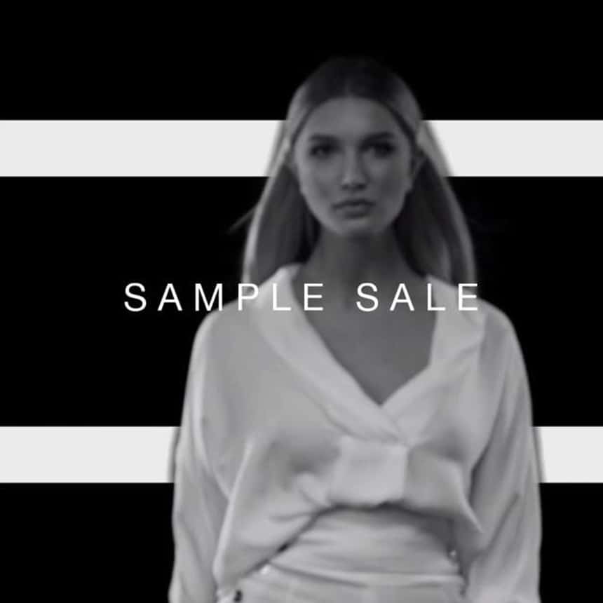 modèle de vidéo publicitaire pour annoncer une vente privée dans le domaine de la mode et de la beauté. Une femme défile sur un podium et le texte se lit comme suit : « Vente privée ».