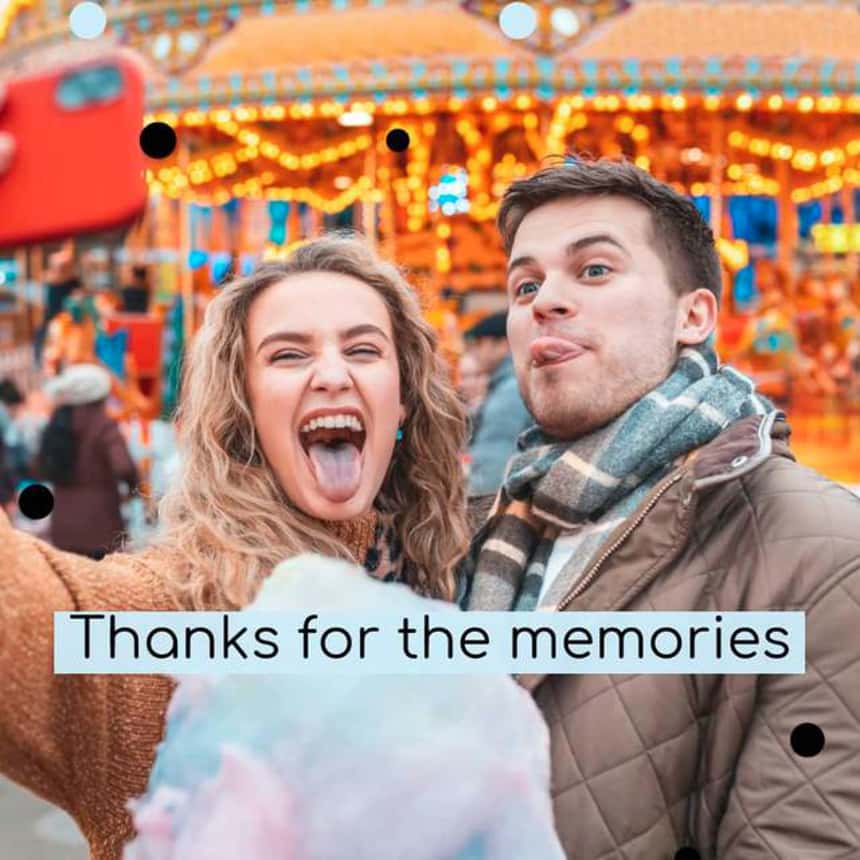 Modelo de vídeo de aniversário de um homem e uma mulher em um parquinho comendo algodão doce juntos. Texto da imagem: “Obrigado pelas lembranças”.