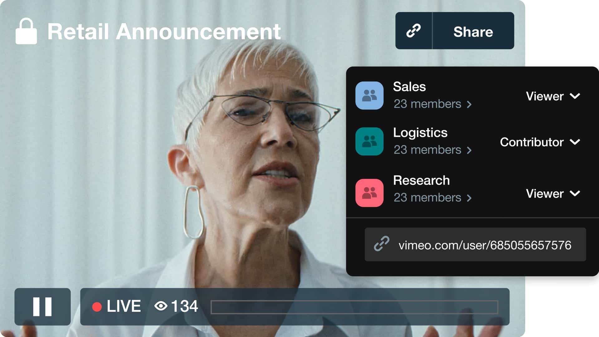 Eine Frau mit Brille spricht in einem Live-Video mit dem Titel „Retail Announcement“ (Retail-Ankündigung), daneben wird ein Protokoll von Zuschauern aus verschiedenen Unternehmensteams angezeigt.