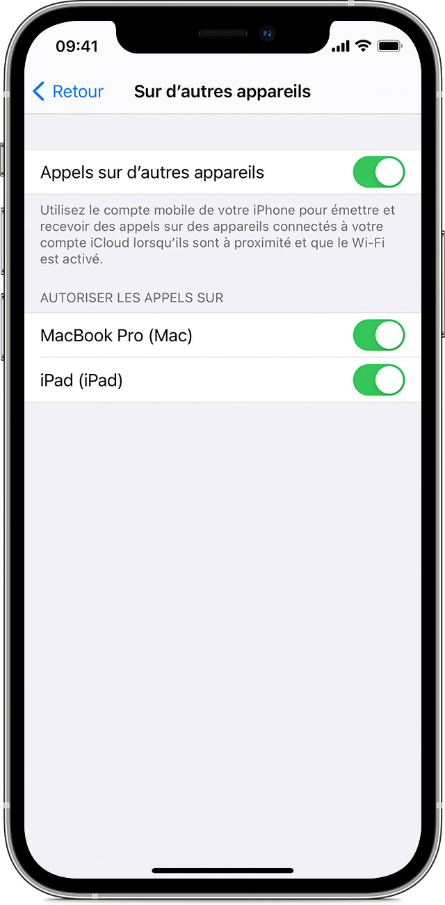 Un iPhone affichant la mention Appels sur d’autres appareils à l’écran. L’option Appels sur d’autres appareils est activée et permet à John de passer des appels sur son iPad et son MacBook Pro.