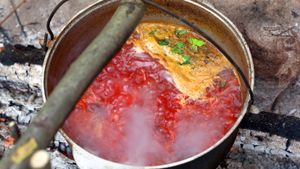 Watch the Ukrainian method of preparing borsch