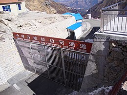 Nathula Pass Border trade road - panoramio.jpg