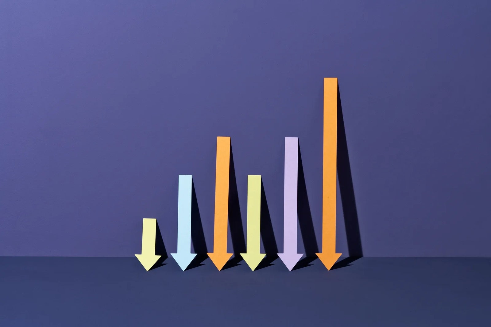 Expanding Bar Chart Consisting of Falling Arrows