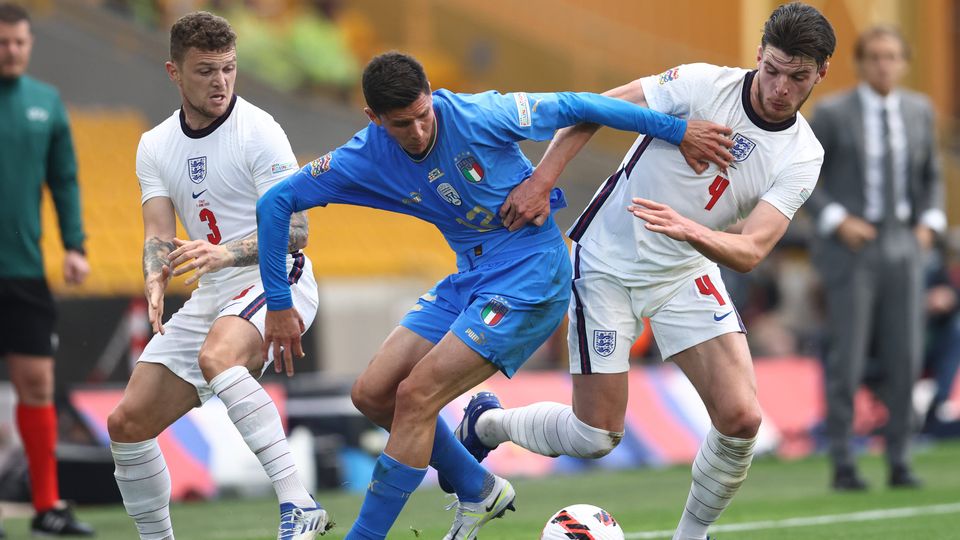 Matteo Pessina bataille avec Declan Rice sous les yeux de Kieran Trippier. [Darren Staples - Imago]