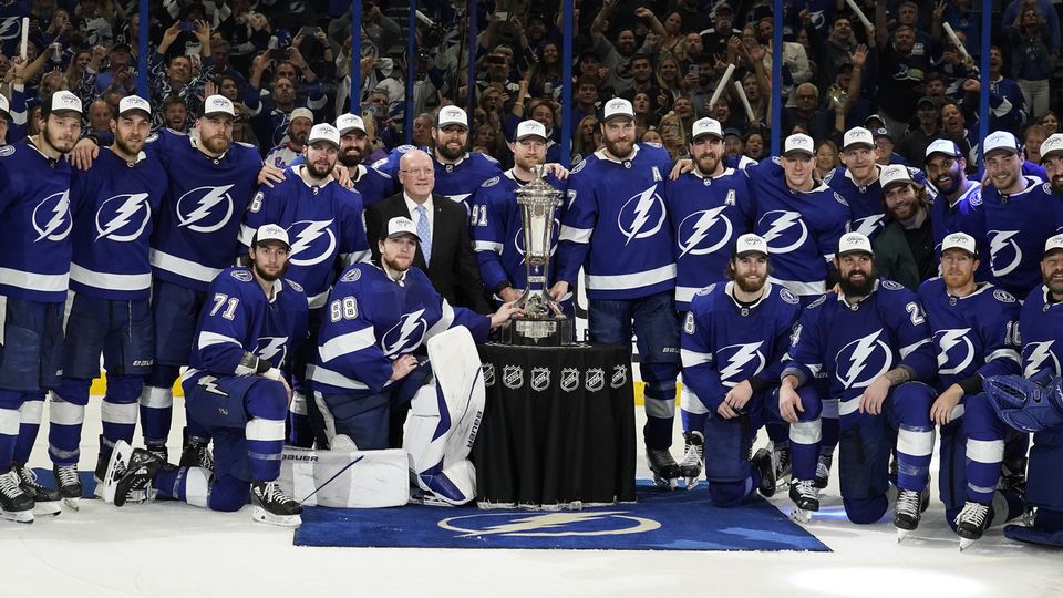 Le Lightning de Tampa Bay a remporté pour une 3e fois d'affilée le Prince of Wales Trophy, remis au vainqueur des séries de la conférence Est. [AP Photo/Chris O'Meara - Keystone]