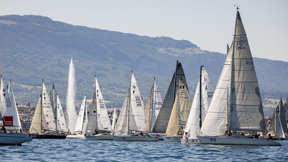 Près de 450 voiliers ont pris le départ de la 83e édition du Bol d'Or. [Valentin Flauraud - Keystone]