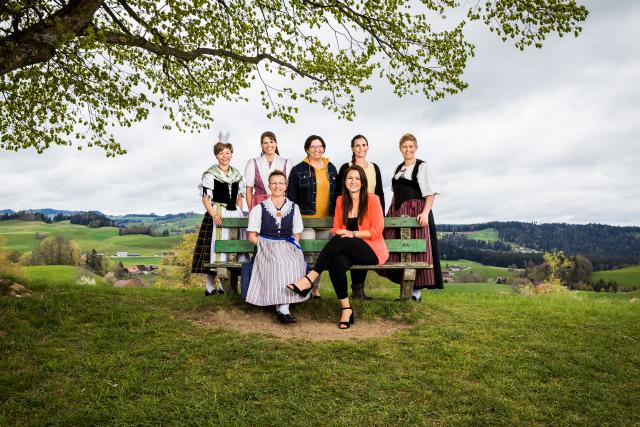 SRF bi de Lüt – Landfrauenküche Staffel 16 Gruppenbild der Landfrauen: (hinten v.l.) Lydia Barmettler, Eliane Schürpf, Cathrin Iten, Anja Maag, Monika Kurmann-Emmenegger(vorne v.l.) Helen Imhof, Daniela Huwiler2022