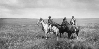 Tri Pikunaj ĉefoj (Blackfeet). Albumena eltiraĵo, 1900.