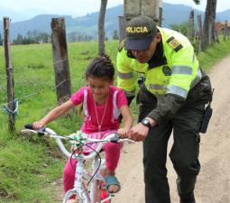 policias-bicicletas-ninos-boyaca