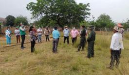 Utilizando llantas, botellas plásticas, tubos, madera, cartón y plástico uniformados de la Policía Tolima realizaron la creación