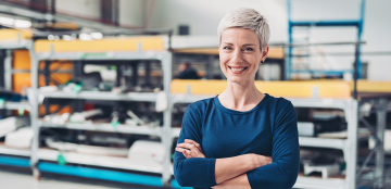 Frau mit verschränkten Armen in Lager