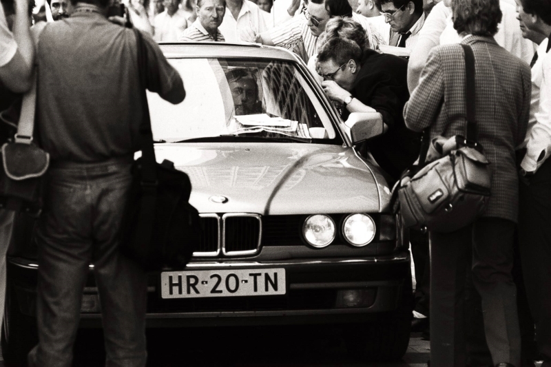 Geiselnahme von Gladbeck - 18. August 1988: 10.53 Uhr Der Fluchtwagen der beiden Geiselgangster Hans-Jürgen Rösner und Dieter Degowski und ihrer Geiseln Silke Bischoff und Ines Voitle sowie RösnerÂ s Freundin Marion Löblich steht in der Kölner Fußgängerzone Breite Straße, umringt von einem Pulk Schaulustiger und Journalisten. Die Täter geben vor laufenden Kameras Interviews - Köln wird zum Schauplatz der wohl berüchtigsten Pressekonferenz der deutschen Kriminalgeschichte. Der Express-Reporter Udo Röbel steigt später sogar in den Fluchtwagen, um den Geiselnehmern den Weg bis zur Autobahn zu zeigen. Als die Limousine sich um 12.31 Uhr wieder in Bewegung setzt, drängen Presseautos die Verfolgungsfahrzeuge der Polizei ab.