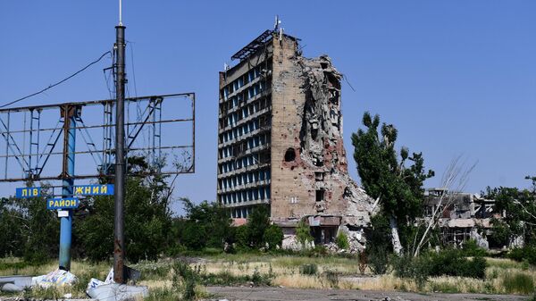 Поврежденное в результате боевых действий здание в Мариуполе