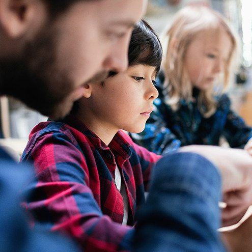 Professeur qui donne cours à des élèves à l’école