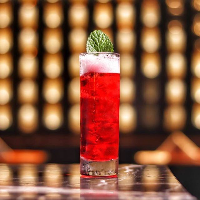 Quando a semana &eacute; curta.
click de @tahlao 
#subastor #queenofska #cocktails #bar #cheers #50bestbars #worldsbestbars