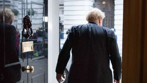 Boris Johnson yn gadael Downing Street