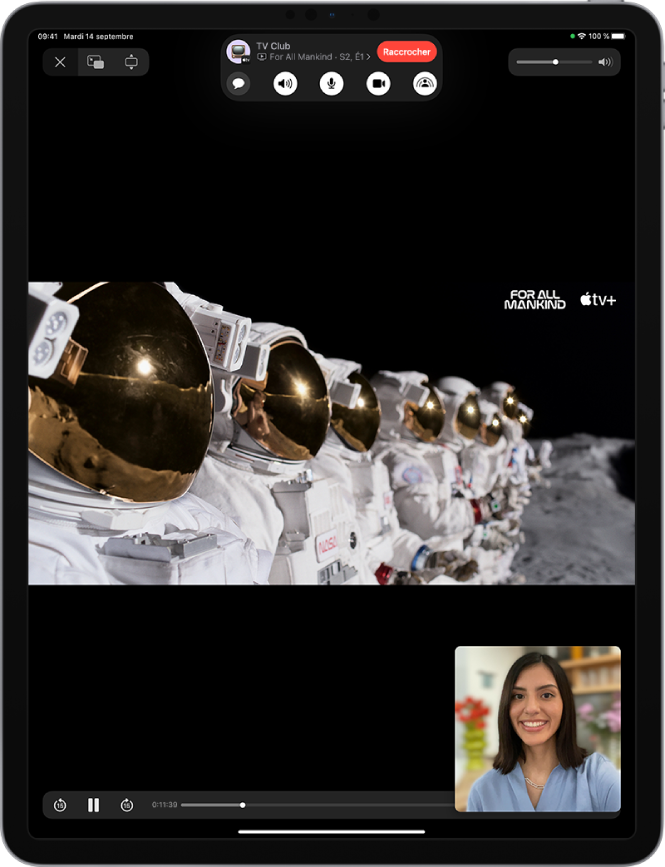 Un appel FaceTime affichant un contenu vidéo Apple TV+ en cours de partage lors de l’appel. Les commandes FaceTime sont affichées en haut de l’écran. La vidéo est en cours de lecture sous les commandes. Les commandes de lecture se trouvent en bas de l’écran.