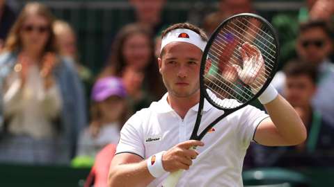 Alfie Hewett applauds the crowd