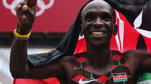 Eliud Kipchoge celebrates winning the Olympic marathon in Tokyo