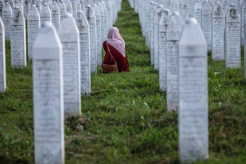Dutch government apologizes to relatives of Srebrenica victims for the first time