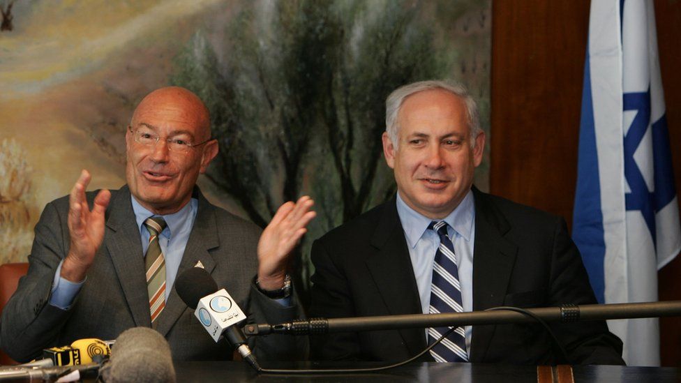 File photo showing Arnon Milchan and Benjamin Netanyahu (28 March 2005)