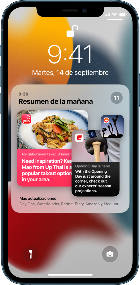 La pantalla bloqueada del iPhone con un resumen de notificaciones.