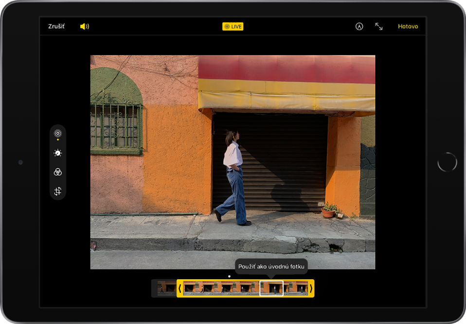 Fotka Live Photo uprostred obrazovky úprav s prehliadačom snímok pozdĺž dolného okraja obrazovky. V ľavom hornom rohu sú tlačidlá Zrušiť a Hlasitosť, hore uprostred tlačidlo Live Photo a v pravom hornom rohu tlačidlá Značky, Zobraziť na celej obrazovke a Hotovo. Na ľavej strane obrazovky sa nachádzajú nástroje na úpravy (zhora nadol Live Photo, Upraviť, Filtre a Orezať). Nástroj Live Photo je vybraný.