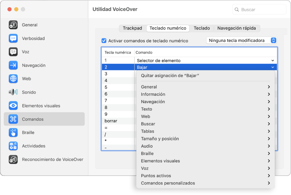 La ventana de Utilidad VoiceOver mostrando la categoría Comandos seleccionada en la barra lateral y el panel "Teclado numérico" seleccionado en la derecha. En la parte superior del panel "Teclado numérico", la casilla "Activar comando de teclado num." está seleccionada. La opción "Ninguna tecla modificadora" está seleccionada en el menú desplegable Modificador. Debajo de la casilla y menú desplegable hay una tabla con dos columnas: Tecla numérica y Comando. El segundo renglón está seleccionado y contiene 2 en la columna del teclado numérico y "Mover hacia abajo" en la columna Comando. Un menú desplegable debajo de "Mover hacia abajo" muestra categorías de comandos, como General. Cada categoría tiene una flecha para mostrar los comandos que se pueden asignar a la tecla Teclado numérico actual.