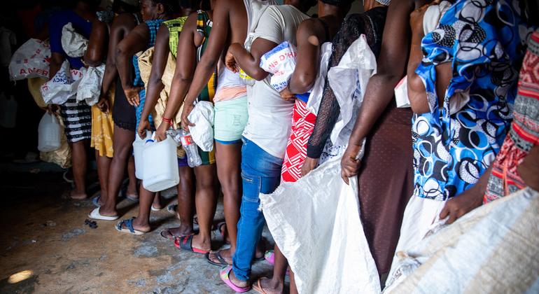 Residents of Cité Soleil in Haiti queue for UN relief items.