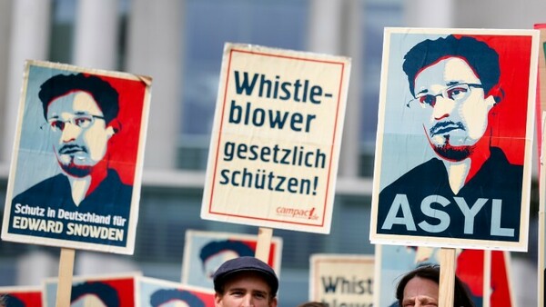 Demokratie-Aktivisten der Organisation Campact demonstrieren am 04.07.2013 vor dem Bundeskanzleramt in Berlin für den Ex-US-Geheimdienstler Edward Snowden. Snowden hatte die angebliche Datenspionage der USA und Großbritannien öffentlich gemacht.