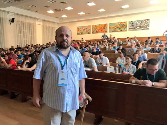 Петър Николов преди лекцията, с която официално откри WordCamp Varna 2017 - "WordPress API – минало, настояще и бъдеще"