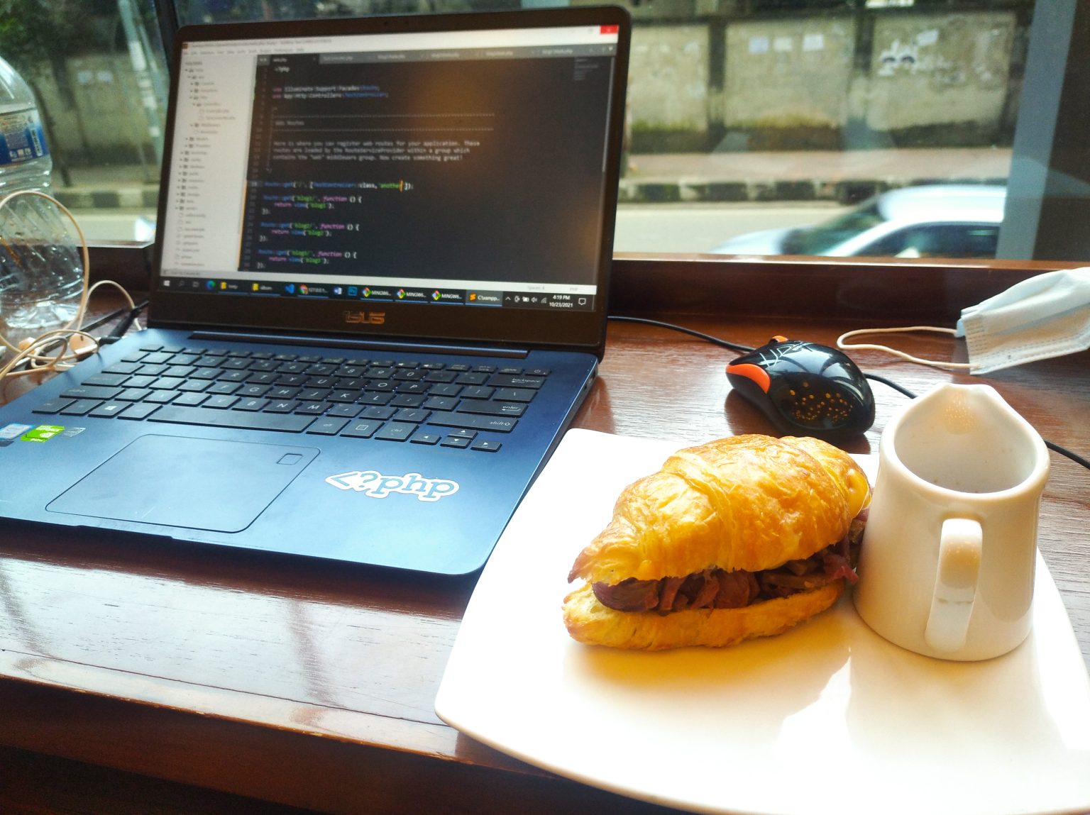 An open laptop and a plate with food on a coffee shop table in Banani, Dhaka (Bangladesh). Photo contributed by Kausar Alam to the WordPress Photo Directory. 