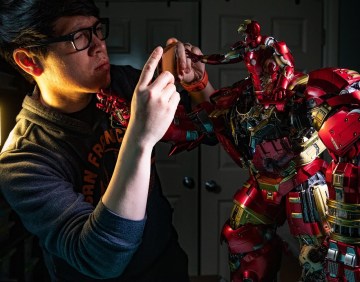 iPhone vs DSLR Figure Photography with Hot Toys Hulkbuster!