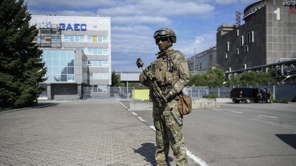 Военнослужащий ВС РФ на территории Запорожской АЭС в Энергодаре