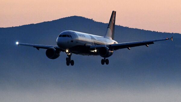 Самолет авиакомпании Аврора Airbus A319 во время посадки в международном аэропорту Владивосток