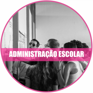 Administração escolar: Registro de estudantes observando lista de aprovados no vestibular.