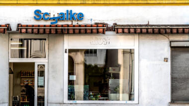 Ein Kiosk in Gelsenkirchen. Das "h" des Schalke-Schriftzugs hängt schief.