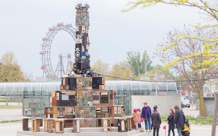 Zu sehen ist eine interaktive Klangskulptur, erbaut aus recycelten Lautsprechern, Röhrenradios und Tastaturen.