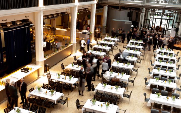 Das Restaurant im ZKM_Foyer mit festlich gedeckten Tischen