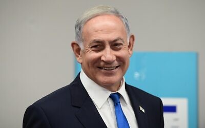 Opposition leader Benjamin Netanyahu casts his vote in the Likud primaries at a polling station in Tel Aviv on August 10, 2022. (Tomer Neuberg/Flash90)