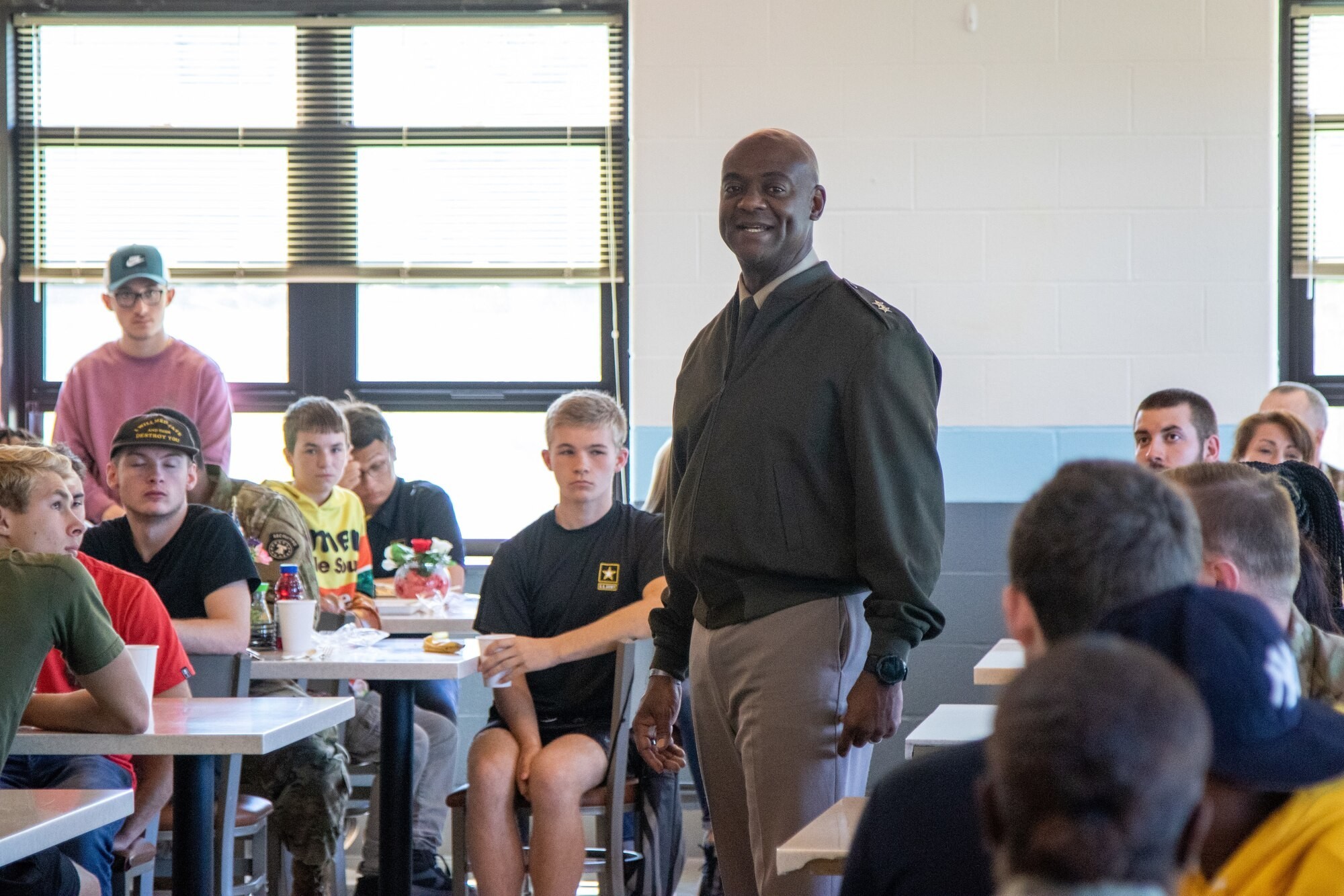 Soldier speaks to recruits