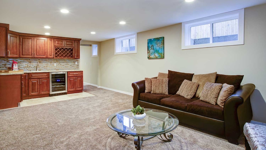 Finished basement with wet bar