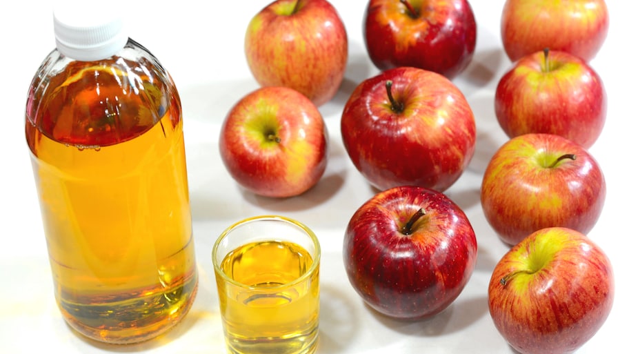 Apple cider vinegar and apples