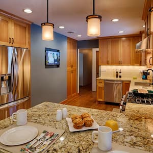 Pendant and recessed lights in kitchen