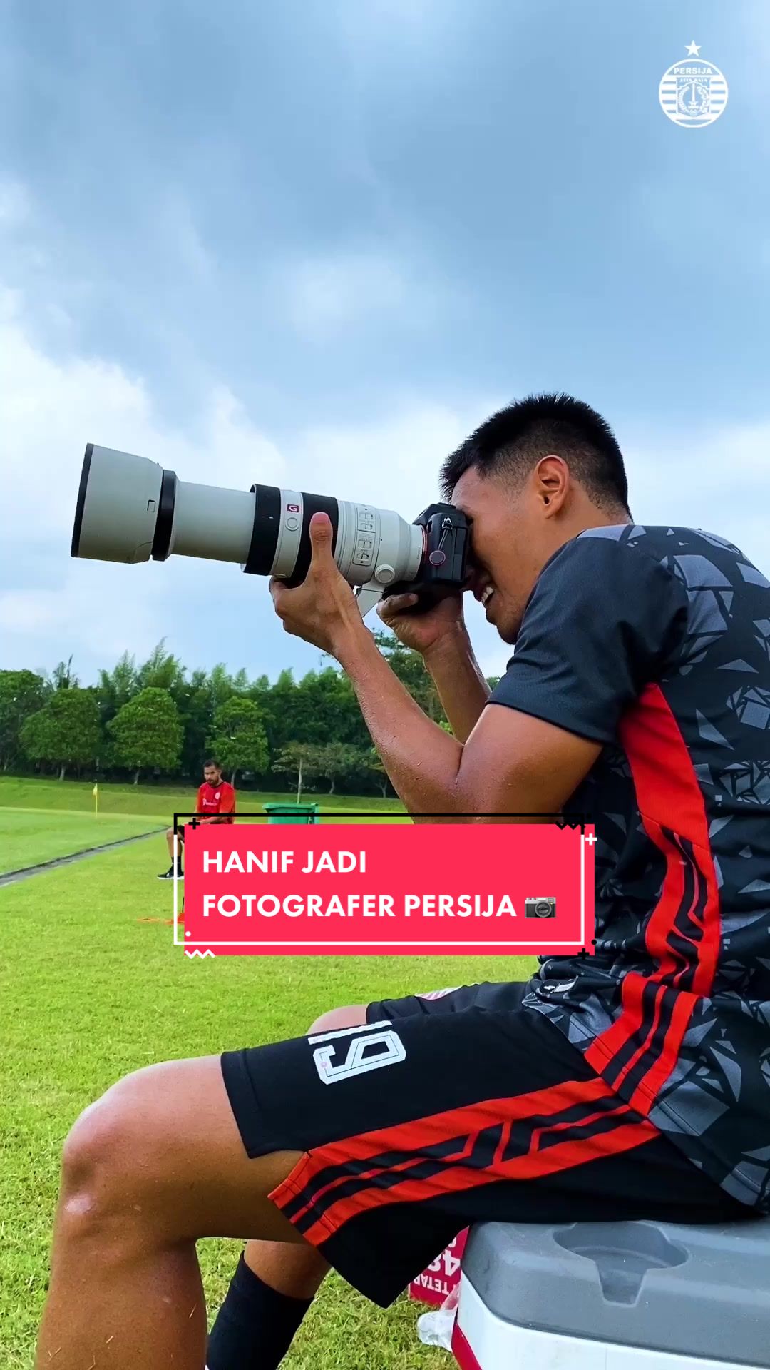 "Meneruskan pekerjaan istri..." - Hanif Sjahbandi 😁📷 #ToTheNextLevel #BelieveIn12 #PersijaJakarta